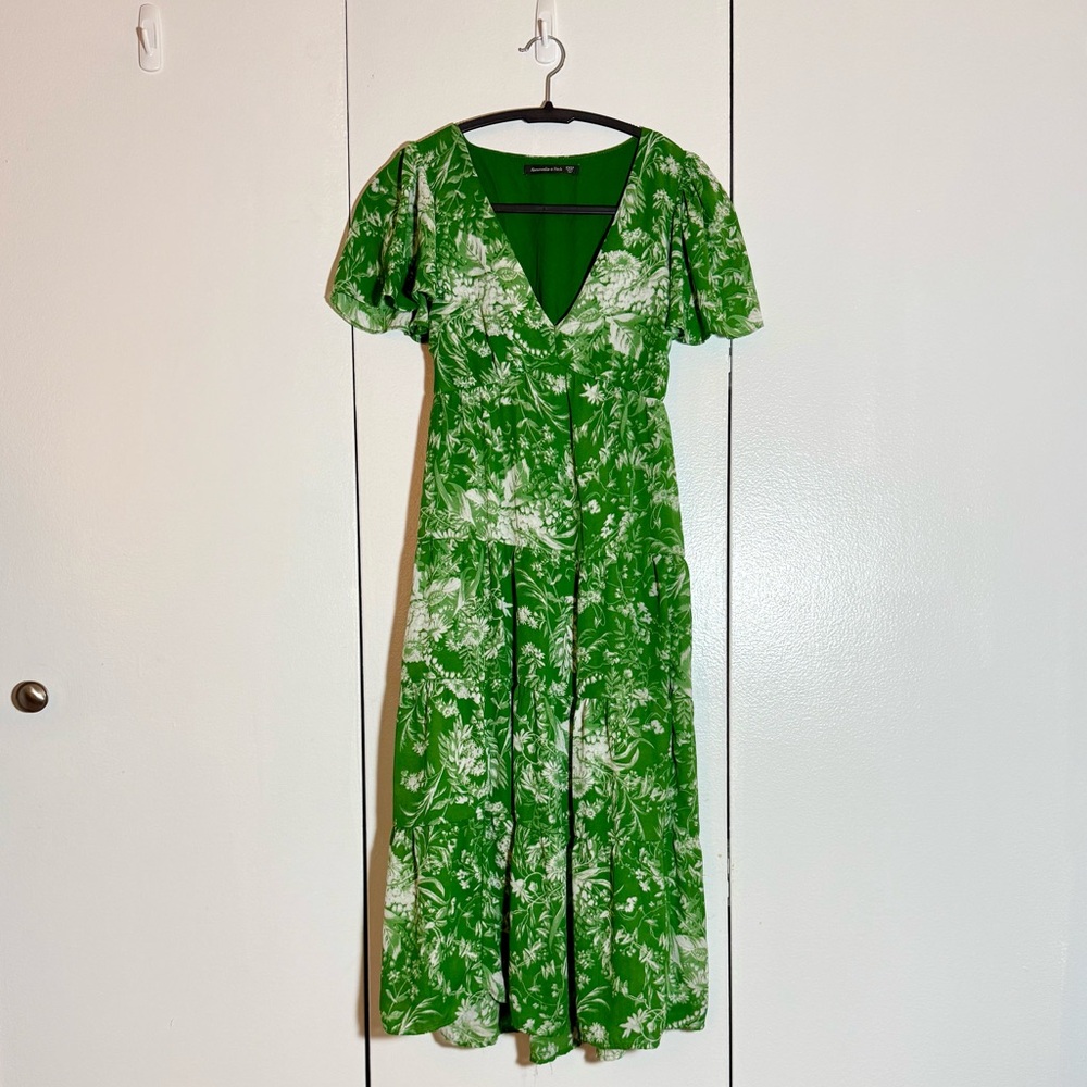 LIKE NEW | Abercrombie & Fitch Green Puff Sleeve Sleeve Tiered Midi Dress💚